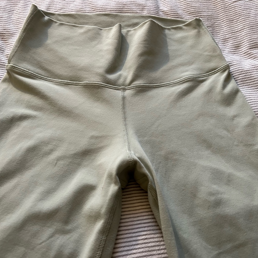 Aritzia | TnaLIFE Atmosphere Hi-Rise Legging in Faint Green - Size Medium - Picture 4 of 7